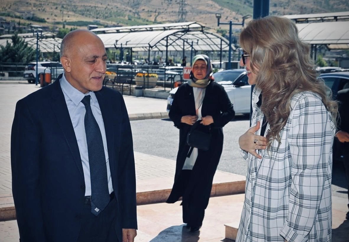 SiracOlmeztoprk's tweet photo. 📍 Turgut Özal Tıp Merkezi | Başhekimlik Ziyareti 

📌 Turgut Özal Tıp Merkezi Başhekimi Sayın Prof. Dr. Erol Karaaslan’ı ziyaret ederek, Malatya’mızın sağlık altyapısı, vatandaşlarımıza sunulan sağlık hizmetleri ve sağlık alanında yürütülen çalışmalar üzerine istişarelerde bulunduk.

🩺 Sağlık hizmetlerinde güçlü bir altyapı ve nitelikli sağlık personeli, hemşehrilerimizin kaliteli, hızlı ve erişilebilir sağlık hizmetine ulaşmasının en önemli unsurlarıdır. Turgut Özal Tıp Merkezimiz sadece Malatya’mıza değil, çevre illere ve Orta Doğu’dan gelen hastalara da hizmet sunan, sağlık alanında uluslararası düzeyde önemli bir konuma sahip en önemli sağlık kuruluşlarımızdan biri olarak büyük bir sorumluluk üstlenmektedir.

🤝 Sağlık alanındaki ihtiyaç ve taleplerin yakından takip edilmesi, hemşehrilerimizin sağlık hizmetlerinden en etkin şekilde faydalanabilmesi ve sağlık altyapımızın daha da güçlendirilmesine yönelik her çalışmanın destekçisi olmaya devam edeceğiz. Fedakârca görev yapan tüm sağlık çalışanlarımıza emekleri ve özverileri dolayısıyla teşekkür ediyor, çalışmalarında başarılar diliyoruz.

🤝 Ziyaretimizde AK Parti İl Başkan Yardımcımız ve İl Yönetim Kurulu Üyemiz bizlere eşlik etti. Ayrıca misafirperverlikleri dolayısıyla Turgut Özal Tıp Merkezi Başhekimimiz Sayın Prof. Dr. Erol Karaaslan’a teşekkür ediyor, çalışmalarında kolaylıklar diliyoruz.