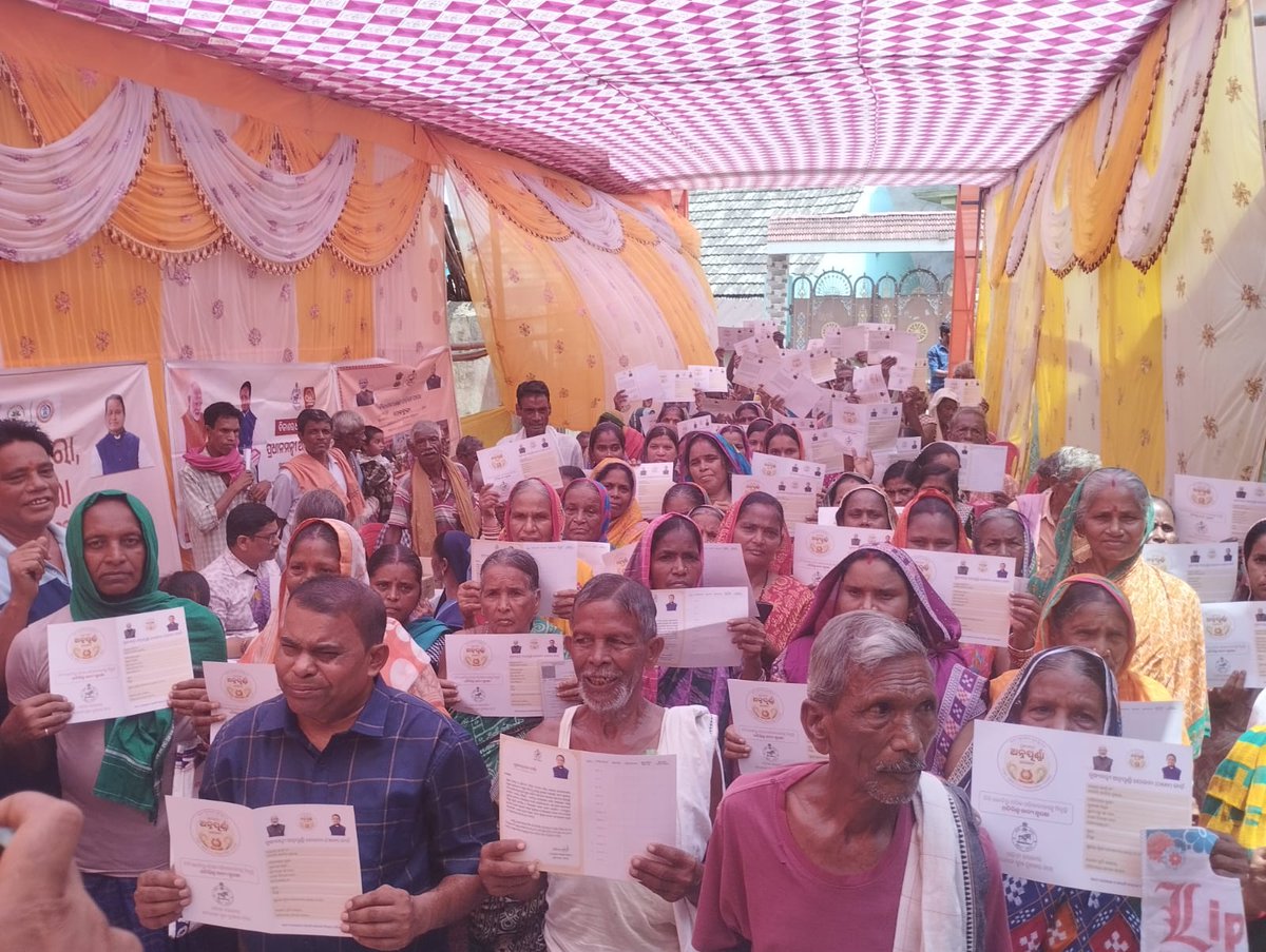 CSOAngul's tweet photo. Distribution of Rations under Mukhyamantri Annapurna Yojana and as well CMAY card distribution at Poktunga GP  of Angul Block.

#cmo,#oscsc,@Food_Odisha,@CMO_Odisha,@PMOIndia,@IPR_Odisha https://t.co/EJ0NMKCBW0