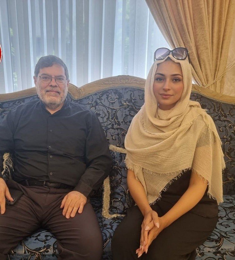 alaki50306's tweet photo. خبرنگار بی بی سی (بشری شیخ) در کنار مرندی...

+دیگه تعارف رو کنار گذاشتن🤷‍♂️ https://t.co/rflbOaqV3c