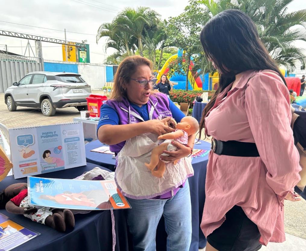 Salud_Guayas's tweet photo. 👩🏻‍⚕️El personal de @Salud_Ec realizó una Feria de Bienestar y Salud en la empresa @Mabe, promoviendo hábitos saludables, #ActividadFísica, salud sexual y reproductiva, #LactanciaMaterna y nutrición. Esta actividad tuvo como objetivo fortalecer la prevención de enfermedades💙 https://t.co/G44ar1dh01