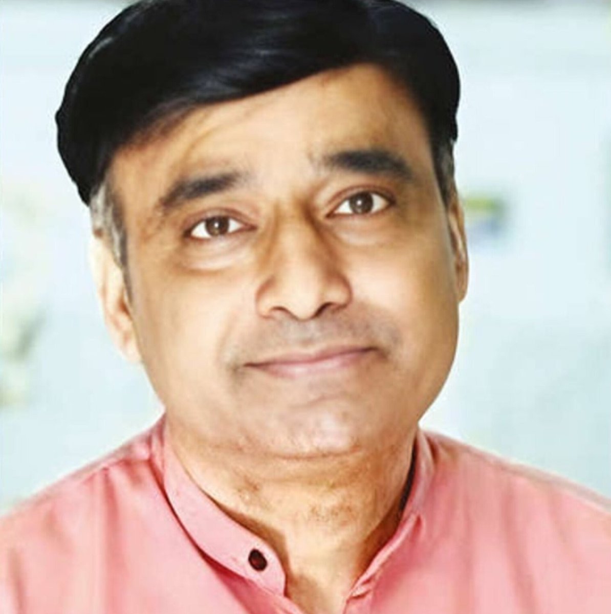 SurajKrBauddh's tweet photo. द्रोणाचार्यों की खैर नहीं! 🚨😡     

​केरल के कन्नूर डेंटल कॉलेज के प्रोफेसर डॉ. कोडंडा राम ने नितिन राज को भरी क्लास में जातिगत रूप से जलील किया। वह आए दिन दलित छात्रों को जलील करता रहता था।

नितिन राज इस अपमान को बर्दाश्त नहीं कर सका, और कॉलेज की छत से कूदकर अपनी जान दे दी। ​यह इसी साल अप्रैल की घटना थी। जिला कोर्ट ने उस प्रोफेसर को अग्रिम जमानत देने से इनकार कर दिया। फिर वह हाई कोर्ट गया, लेकिन मामले की गंभीरता को देखते हुए 19 जून को हाई कोर्ट ने भी उसे राहत देने से मना कर दिया।

​हालांकि जातिवादी प्रोफेसर कोडंडा को भला कैसे बर्दाश्त होगा कि किसी दलित की आत्महत्या के मामले में वह जेल जाए। दलित तो कीड़े मकोड़े होते हैं। उनकी जान की क्या ही कीमत है? अतः वह अब सुप्रीम कोर्ट पहुंचा, लेकिन उसके तमाम कुतर्कों को खारिज करते हुए सुप्रीम कोर्ट ने भी उसे कोई राहत देने से मना कर दिया है। अब उसे कानूनी कार्रवाई तो झेलनी ही होगी। सुप्रीम कोर्ट ने इस संस्थागत उत्पीड़न को अत्यंत संवेदनशील माना और कहा:

​"उस प्रोफेसर को अपने कृत्यों के नतीजों का एहसास होना चाहिए। अगर क्लासरूम में किसी स्टूडेंट की इस तरह बेइज्जती अथवा अपमान किया जाता है, तो इसका उस स्टूडेंट पर क्या असर होगा? वह टीचर इस तरह का बर्ताव करके बच नहीं सकता। समाज में एक कड़ा संदेश जाना चाहिए।"

​सरकार, न्यायपालिका एवं अन्य सभी संस्थाओं को जाति के मुद्दे को लेकर अत्यंत संवेदनशील होना चाहिए। दलितों के प्रति जातीय कुंठा के भाव से घिरे हुए प्रोफेसर इस धरती पर एक कलंक हैं, जो आज भी किसी अर्जुन को महान बनाने के लिए एवं जातीय दुर्भावना के चलते किसी एकलव्य का अंगूठा काटने को तैयार हैं। सच कहें तो आज की स्थिति उससे भी अधिक भयावह है। आज के मनुवादी प्रोफेसर दलितों का सिर्फ अंगूठा नहीं काटते, बल्कि उनका गला ही काट रहे हैं। उन्हें इतना प्रताड़ित किया जा रहा है कि वे आत्महत्या करने को मजबूर हैं। न जाने कितने दलित छात्र आज भी रोहित वेमुला की तरह प्रताड़ना के तले घुट-घुटकर जी रहे हैं।