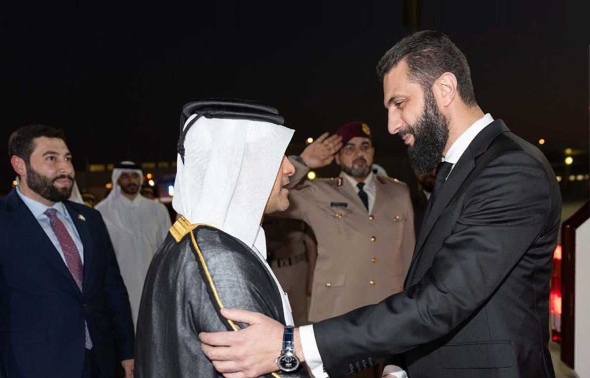khalidjassem74's tweet photo. الرئيس أحمد الشرع رئيس الجمهورية العربية السورية الشقيقة يصل إلى الدوحة.. لتقديم العزاء في وفاة فقيد الوطن الكبير المغفور له بإذن الله  الأمير الوالد

 استقبله في المطار سعادة الشيخ سعود بن عبدالرحمن بن حسن آل ثاني نائب رئيس مجلس الوزراء ووزير الدولة لشؤون الدفاع https://t.co/CJ8PmC1tr6