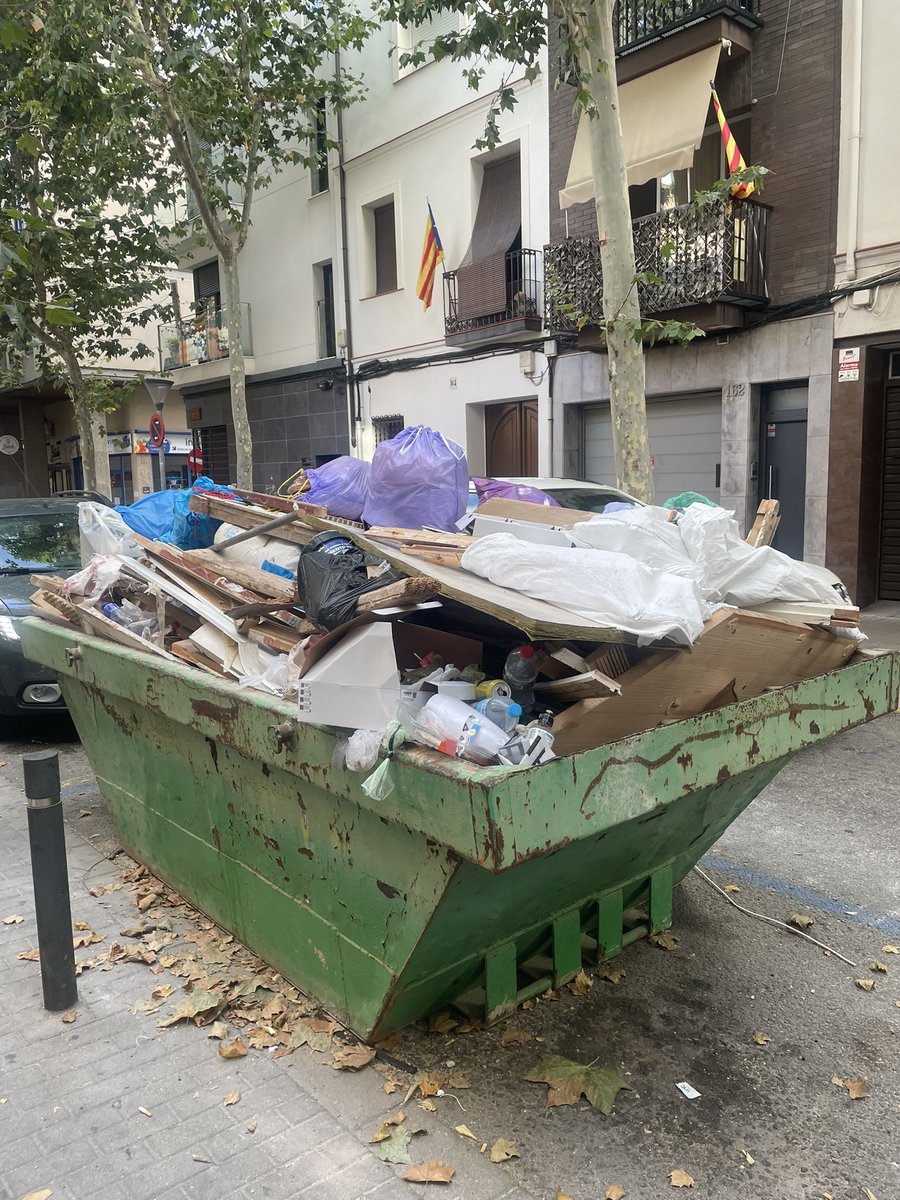 PerficiamDonec's tweet photo. @bdncom @davidmejiayra Bona tarda David. Al carrer Prim 187, tenim aquest contenidor ple de merda desde fa varies setmanes. Està ple d’insectes i fa mala olor. Gràcies per trobar una sol.lució…. https://t.co/slMD13qqUF