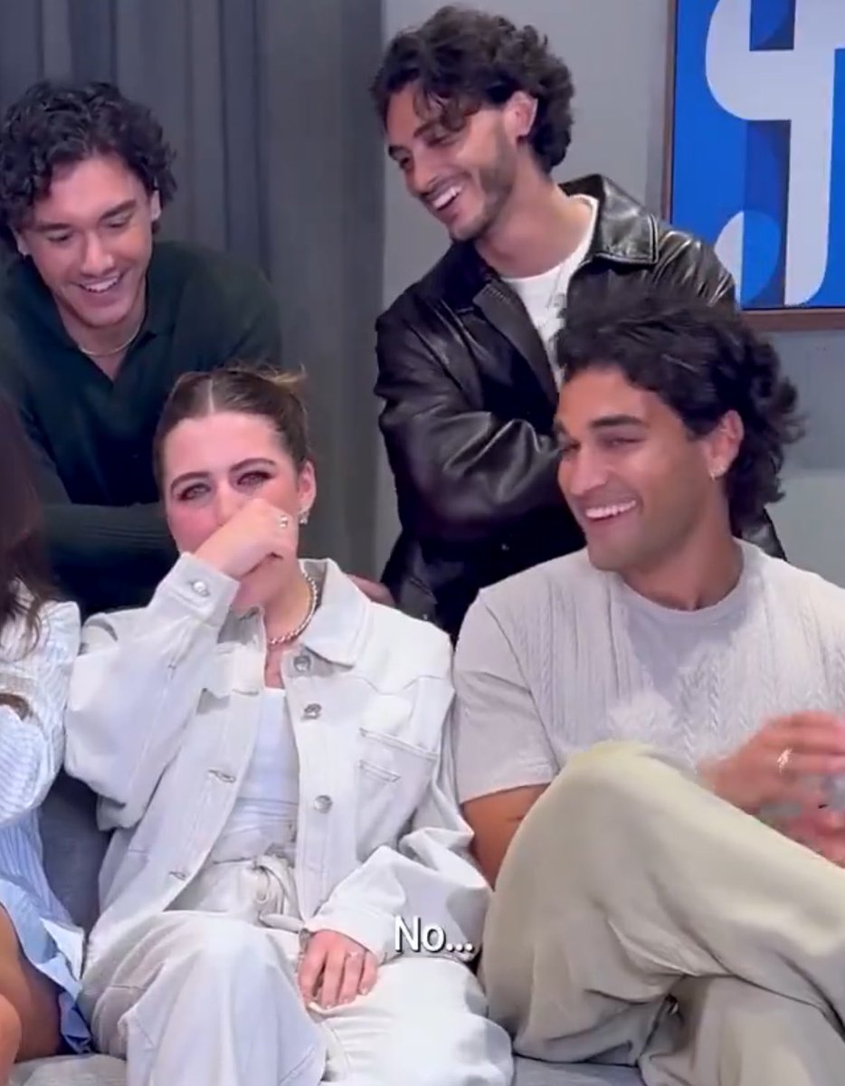 jenniferstnn's tweet photo. a melhor parte do vídeo sendo eles falando “whattt” na versão britânica da ella e a el se acabando de rir https://t.co/EmkwnCqic3