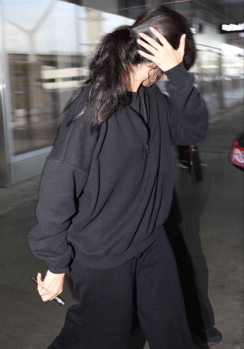 portalcamilabr's tweet photo. Camila Cabello e Sinu chegando ontem em Los Angeles. https://t.co/JQEcIakukw