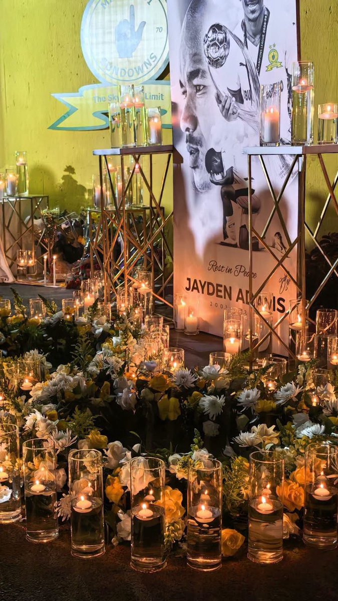 SundownsXtra_'s tweet photo. Mamelodi Sundowns fans holding a candlelight vigil in remembrance of Jayden Adams 🤍🕯️🕊️ https://t.co/rTi7PaqcLU