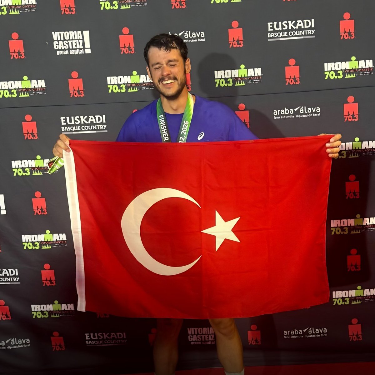 bpthaber's tweet photo. Orkun Işıtmak, 30 günlük hazırlığın ardından Ironman parkurunu 13 saat 30 dakikada tamamladı.

Ironman parkurunun içeriği:

— 3,8 kilometre yüzme

— 180 kilometre bisiklet

— 42,2 kilometre koşu. https://t.co/tls4U3a4KI