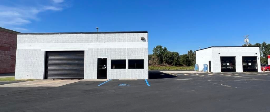 AREBrokers's tweet photo. ๐ JUST LEASED! Weโre thrilled to help K&M Tire & Auto relocate to 810 Beltline Rd SW, Decatur, AL! ๐ Visit them for expert minor auto & tire repair. Fuel your dreams today! ๐ก
Whatโs the first thing you look for in a local auto shop? ๐ ๏ธ
#DecaturAL #CRE #JustLeased https://t.co/yGWSqTGUIj