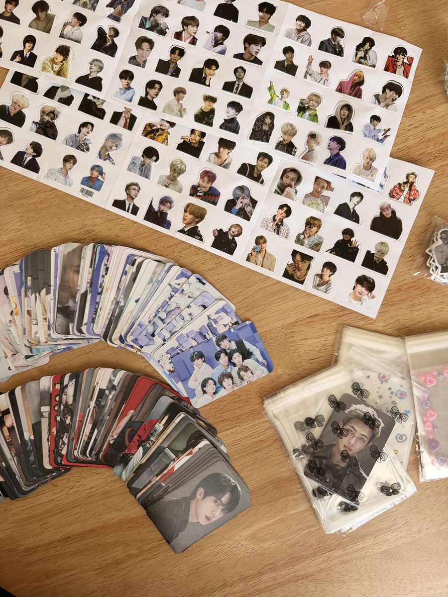 euph0dipity's tweet photo. Preparing the freebies I'm giving away at the BTS ARIRANG PARIS D-1 ✨❤️‍🔥

I'm soooo excited to be meeting some of you army sis at the venue 🥹💜

#arirang #BTS_ARİRANG #BTS_ARİRANG_PARIS
#army https://t.co/mWwV4iYlJ1