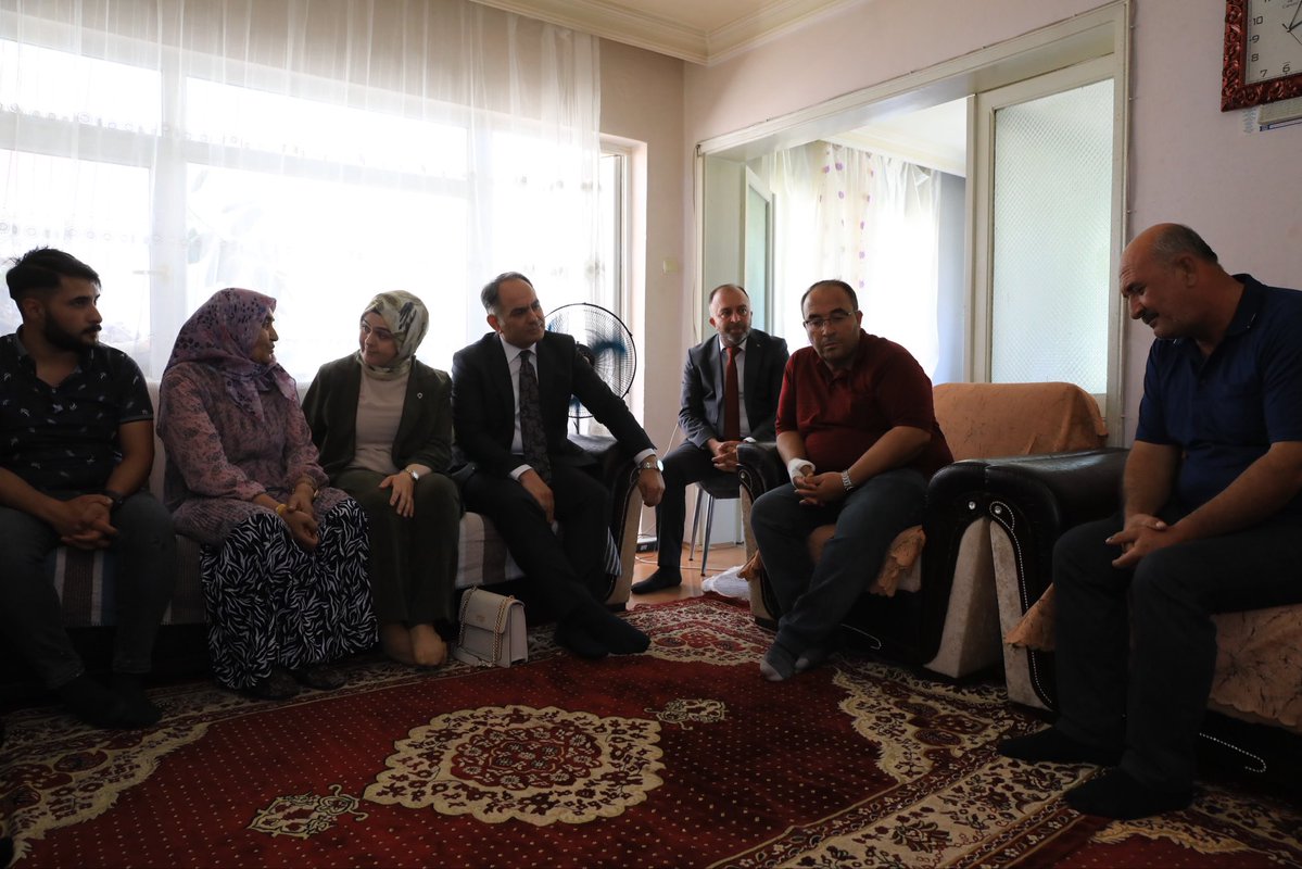 AbdulhalukLonga's tweet photo. 15 Temmuz Demokrasi ve Millî Birlik Günü kapsamında, Valimiz Sn. Hüseyin ÇAKIRTAŞ ve eşi Sn. Hanımefendi Seda ÇAKIRTAŞ , 15 Temmuz Şehidimiz Kurtuluş KAYA’nın kıymetli ailesini ziyarette bulundu. https://t.co/TpJthc4zR0