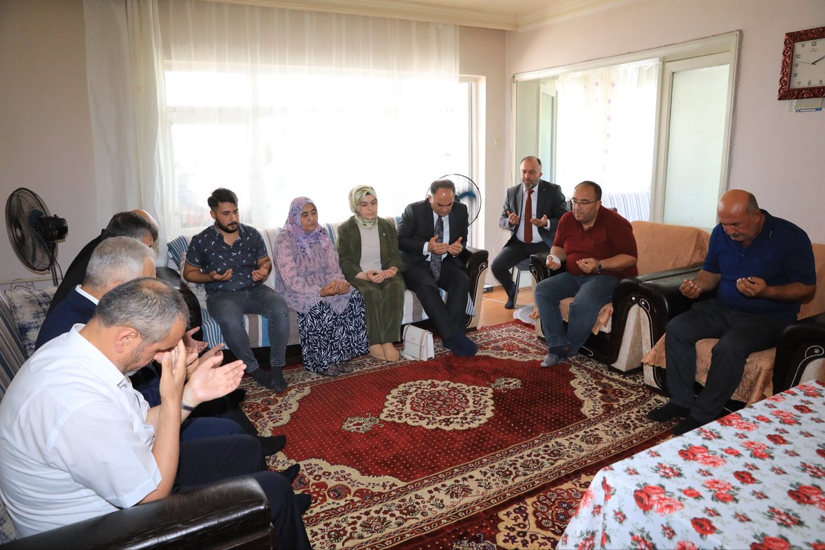 AbdulhalukLonga's tweet photo. 15 Temmuz Demokrasi ve Millî Birlik Günü kapsamında, Valimiz Sn. Hüseyin ÇAKIRTAŞ ve eşi Sn. Hanımefendi Seda ÇAKIRTAŞ , 15 Temmuz Şehidimiz Kurtuluş KAYA’nın kıymetli ailesini ziyarette bulundu. https://t.co/TpJthc4zR0