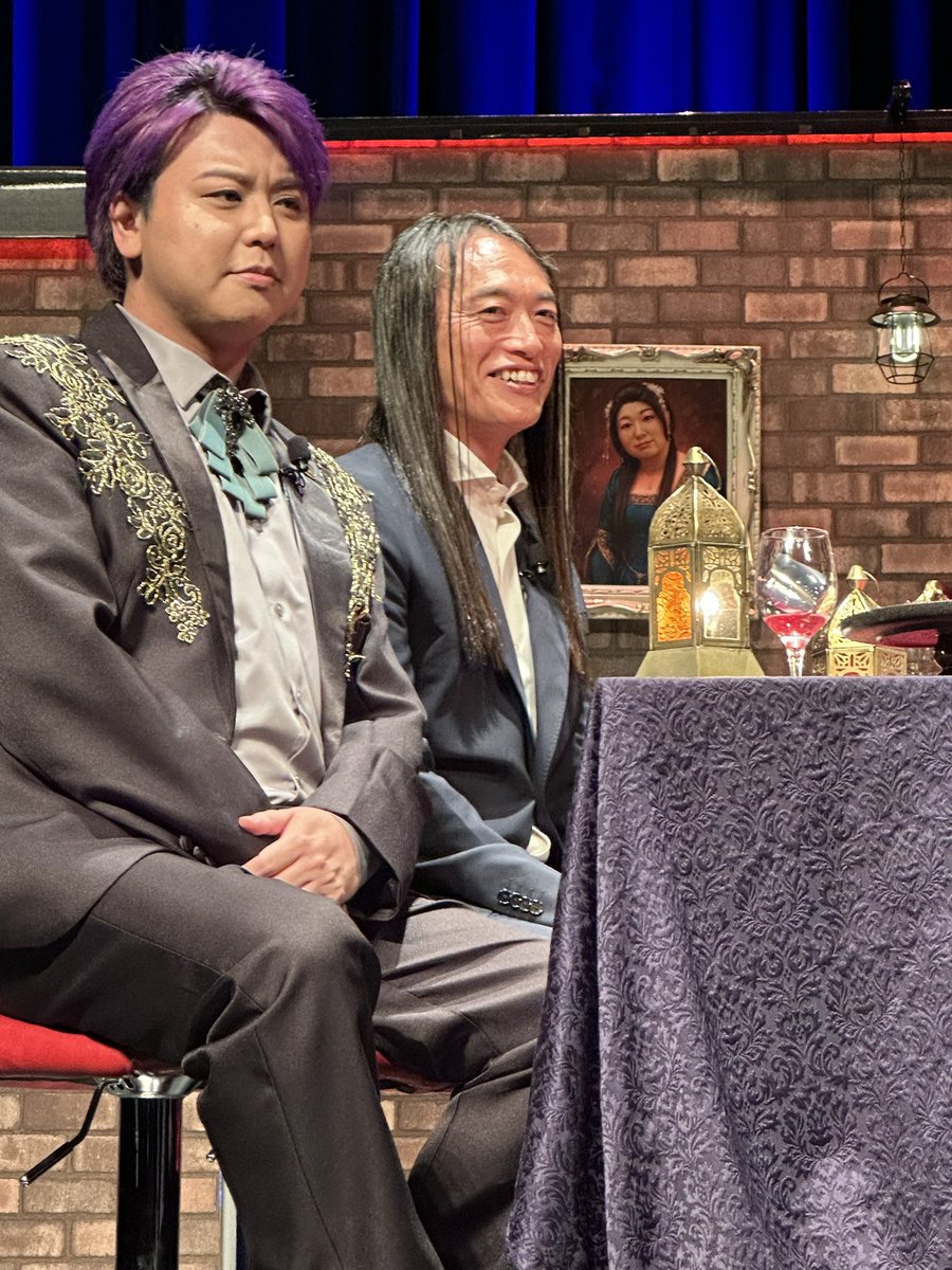 Ais_Kronos's tweet photo. 『陰謀の館』
画像①
レギュラー陣のあの衣装が好きでたまらーん🥰 超カッコイイ✨
とってもここには書けないお話をかましてくださり、ありがとうございます(深々)。
収録分は一体どうなるのでしょうか…😨。

ところで、次回もあるんですよね？
#陰謀の館 
#秘密結社コヤミナティ https://t.co/wFto8RmNoH