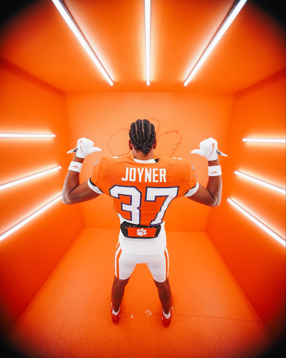 JoynerDavion's tweet photo. After all the trials and tribulations I finally accomplished a lifelong dream of mine! I have one heck of a story to tell because I never gave up. Thanks to all who supported me along the way. Beyond Blessed! 🙏🏽 https://t.co/SKu50dOmbC
