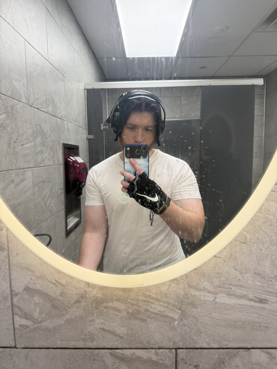 zzKisuke's tweet photo. Time to do ts lmao 

Lisandro 
24 🫩
Rivals and other shi 😪
Anime🗣
Love Resident evil 🗣
No minors 😪🗣 https://t.co/LKh6Cokxlz