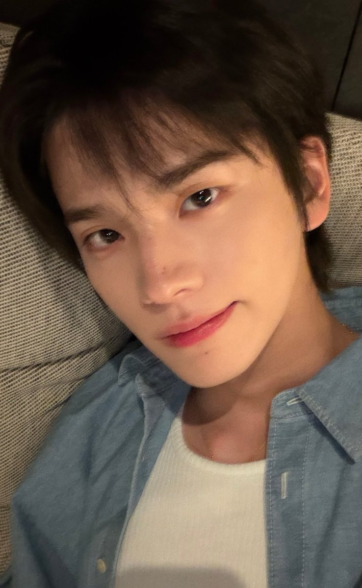 hee_luck's tweet photo. 살짝 확대해서 보니까 잘생긴거 더 잘 보이고 눈이 너무 예쁨.... https://t.co/qblYsWSQ8P
