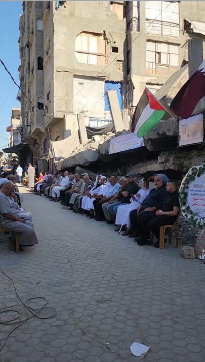 generalunionpal's tweet photo. إقبال ضعيف على مجلس عزاء الشيخ حمد بن خليفة آل ثاني في مخيم الشاطئ في غزه

غزه المحتله:
أُقيم مجلس عزاء أمير دولة قطر الوالد، الشيخ حمد بن خليفة آل ثاني، في مخيم الشاطئ غرب مدينة غزة، مقابل منزل قائد حماس اللذي تم اغتياله في طهران إسماعيل هنية.

وشهد مجلس العزاء إقبالًا محدودًا من المعزين، وفق ما أفاد به شهود حضروا المناسبة. ويرى بعض المنتقدين أن محدودية الحضور تعكس حالة من الاستياء تجاه السياسات القطرية ودورها التخريبي في القضية الفلسطينية،