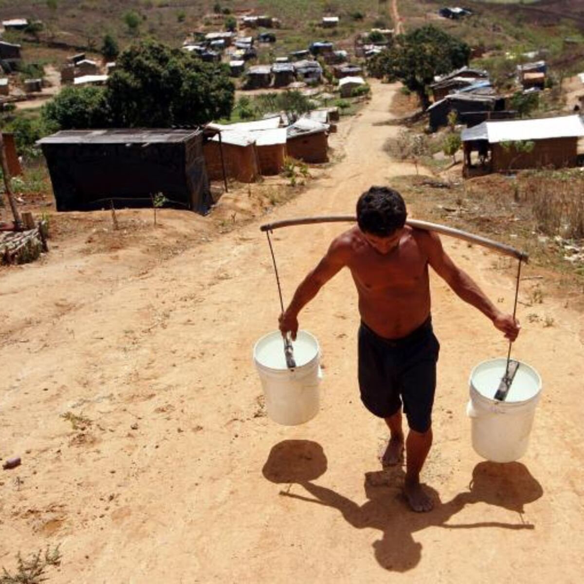 newsMiraflores's tweet photo. El divorcio de las Provincias y Regiones con Lima se sustenta en la indiferencia de las autoridades y las prioridades frívolas de algunos Distritos.
Puentes destruidos a punto de caerse y puentes turísticos.
Pueblos sin agua y piletas luminosas.
Debemos saber elegir. https://t.co/4dGZwLp0W6