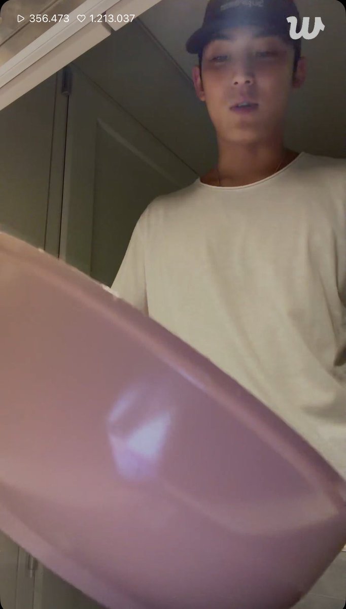 minwonisz's tweet photo. doing his live today on july in urijib during wonwoo's birth month with all these wonwoo colour. hes doing it on purpose trust me https://t.co/dQQ7q14SLg
