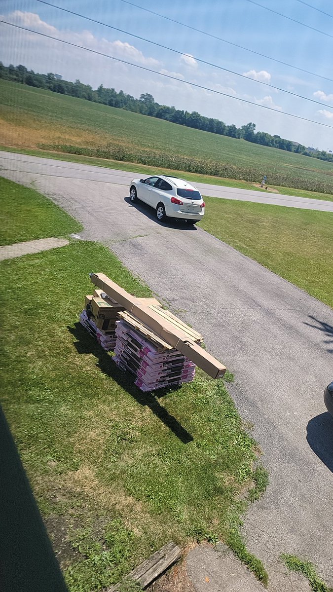 xElizaRaex's tweet photo. THE ROOFING HAS ARRIVEDDDD 🏡 
#HomeImprovement https://t.co/SvkTEMblQo