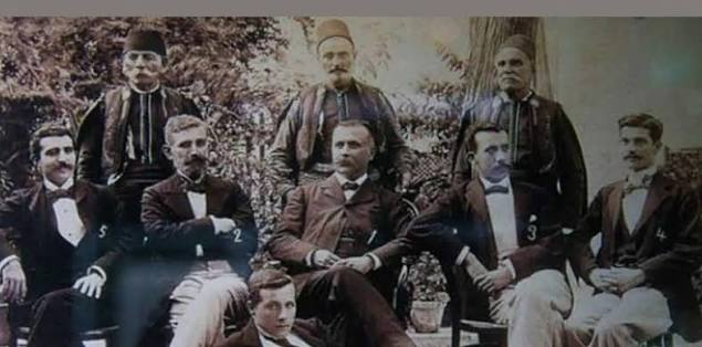 volkan_giritli's tweet photo. 📌Bahsettiğim Galata Bankeri Bogos Mısıroğlu'dur. Pertevniyal Valide Sultan'ın özel sarrafıdır, Pek Müsrif ve lükse düşkün olan Pertevniyal Sultan istihkakı yetmeyince Boğos Efendi'den yüksek faizle borç alırmış. Daha sonra Bogos Efendi, Valide Sultan sayesinde saraya girmiş akabinde diğer prenseslere, damatlara, paşalara Bab-ı Ali'de kimi bulduysa hepsine borç vermeye başlamıştır.

Bogos Efendi bu sayede, Osmanlı Maliye Nezareti bürokrasisinde görev almıştır.

📌Bogos Efendi, Bank-ı Osmanî-i Şahane'nin yani Osmanlı Bankası'nın kurucusu olan tefecilerden biridir. (Diğerleri; Zarifi, Baltacı, Komondo, Zografos, Tubini, Alberti vb tefeciler) 

Tabi Osmanlı'nın hesap bilmez harcamaları ve iflası neticesinde Bogos Efendi Duyun-u Umumiye yönetim kuruluna da girmiştir.

Bogos Efendi'nin oğlu Bedros Mısıroğlu da babası gibi sarraflık tefecilik yapmıştı aynı zamanda da mühendisti. 

📌Bizim Püsküllü Deli'nin torunu da Ermeni olduklarını açıklamıştı geçenlerde.
Acaba Mısırpüskülü Fesli Deli, bu ünlü Galata Bankeri'nin akrabası olabilir mi? 
Fes'i bu kadar çok sevdiğine göre Türk olmadığı kesin...
#tarih