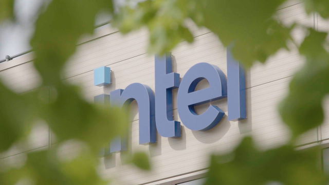 iluvdrae's tweet photo. Intel Foundry is investing to expand advanced semiconductor manufacturing facilities in Europe #IntelFoundry #Manufacturing #IAmIntel https://t.co/c82gY3YNdS https://t.co/VDimRZ4drd