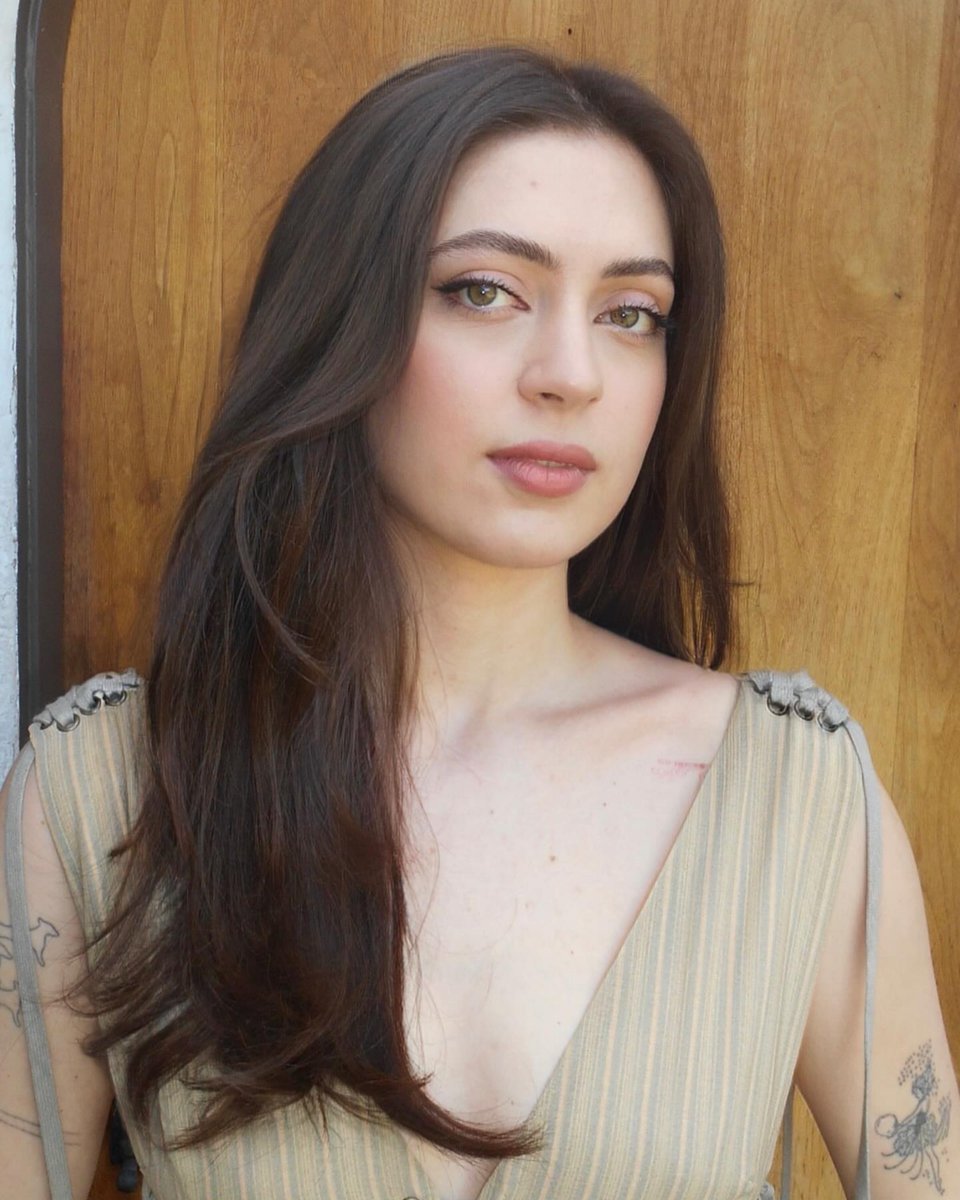 PopBase's tweet photo. Lizzy McAlpine has updated her website with a sign-up form and new branding.

(https://t.co/Ryn1vB3qhu) https://t.co/gavvC5Uotc