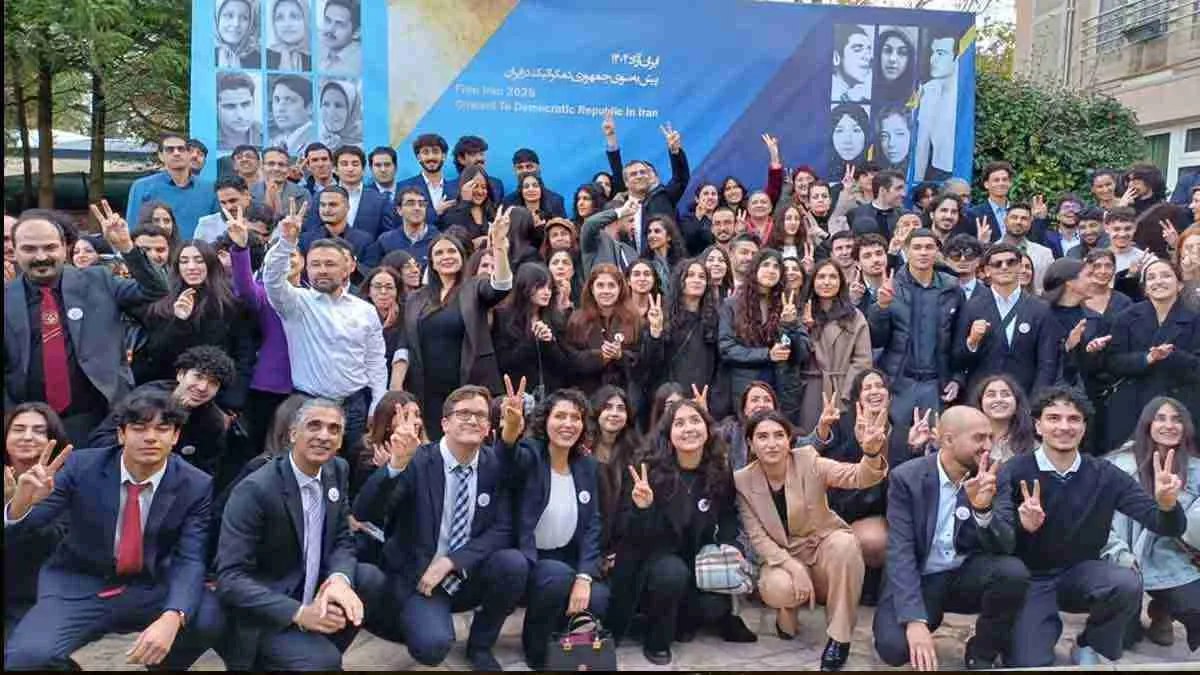 simasepehri95's tweet photo. می‌پرسم:
«شاهی‌ها کاری جز فحاشی هم بلدند؟»
میگه:
«هر وقت با اسم و عکس واقعی پیام دادی، جوابت را می‌دهم!»

ربطش را نفهمیدم، اما میگم:
«وقتی از شرِ شیخ و شاه خلاص شدیم و امنیت برگشت،دیگر چه نیازی به اسم و عکس درمجازی؟
بعد۴۰سال دوری از وطن،مشتاقانه حضوری خدمت میرسیم»

#نه_شاه_نه_شیخ https://t.co/W1FRQlX9Xw