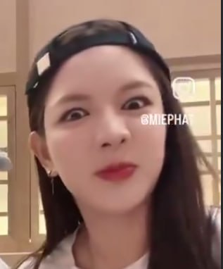 KevGel23's tweet photo. Her face is priceless 55555

#mieaya 
#PlusA https://t.co/jdUPQre7DU