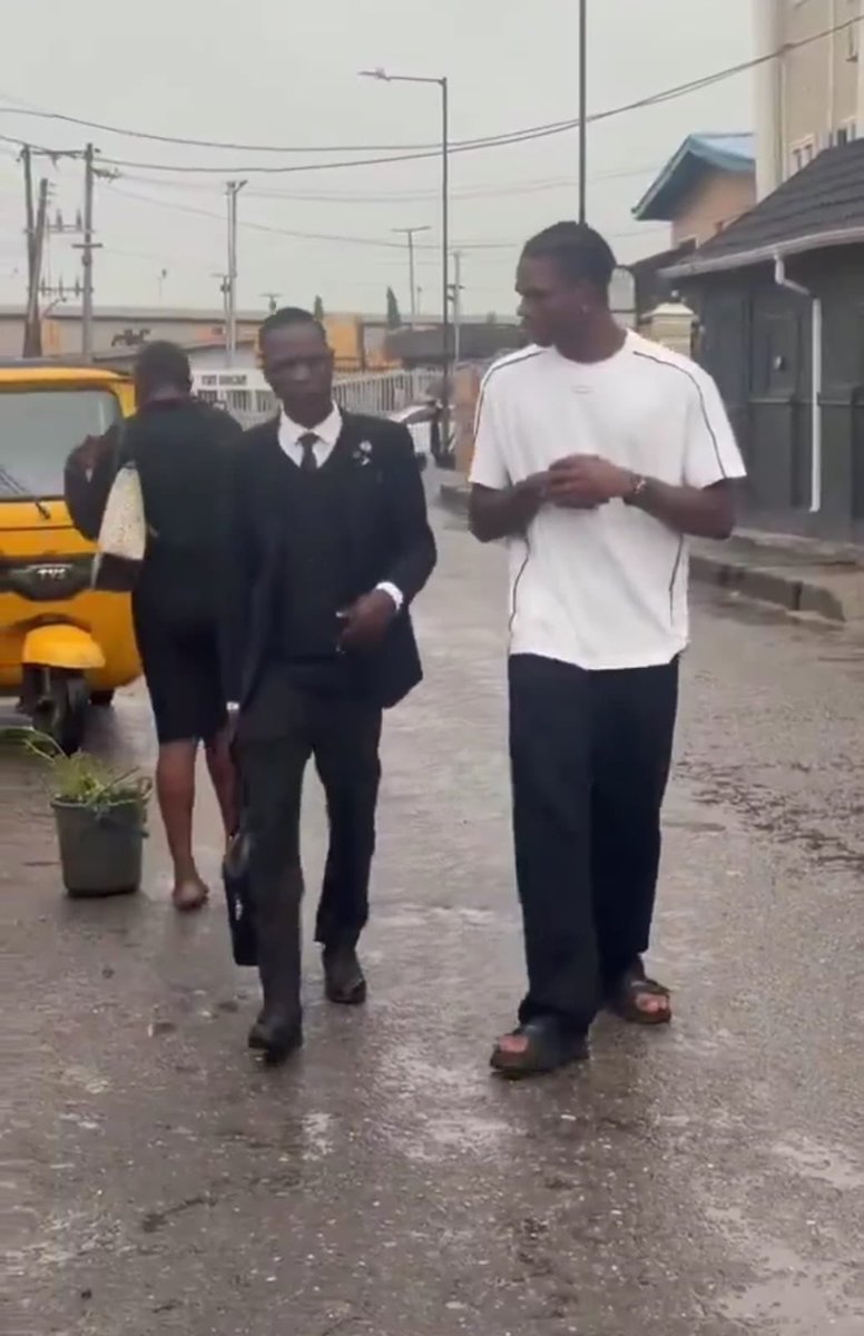 GuyMr10's tweet photo. DJ Chicken lawyer was spotted outside the court today without DJ Chicken, na till 2031 FG go release that guy 😭😭 https://t.co/yAaqeEqwrg