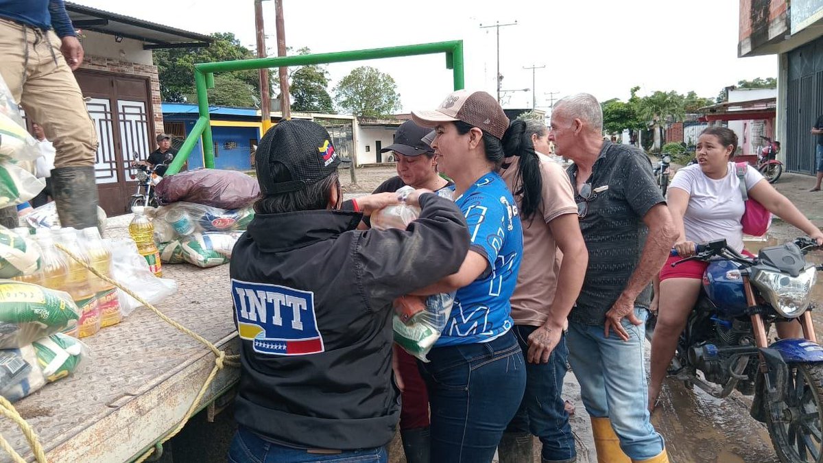 InttContigo's tweet photo. En una muestra de profunda solidaridad y compromiso social, el INTT se trasladó hasta la parroquia Urdaneta del municipio Páez, en el estado Apure. https://t.co/UXtDL6Jcv7