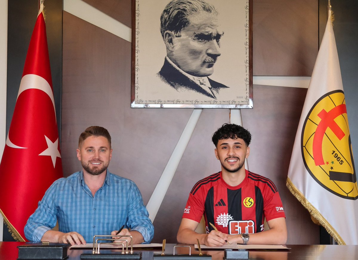 AytacErsoy's tweet photo. Eskişehirspor, anlaştığı isimlere resmi imza attırmaya devam ediyor.

✅ Arda Okumuş (24) stoper
✅ Ahmet Lütfü Kara (19) sol bek 
✅ Sarper Çağlar (23) sol bek 

1️⃣1️⃣ Şu ana kadar 11 isim resmi imzayı attı. https://t.co/S3v86dChaZ