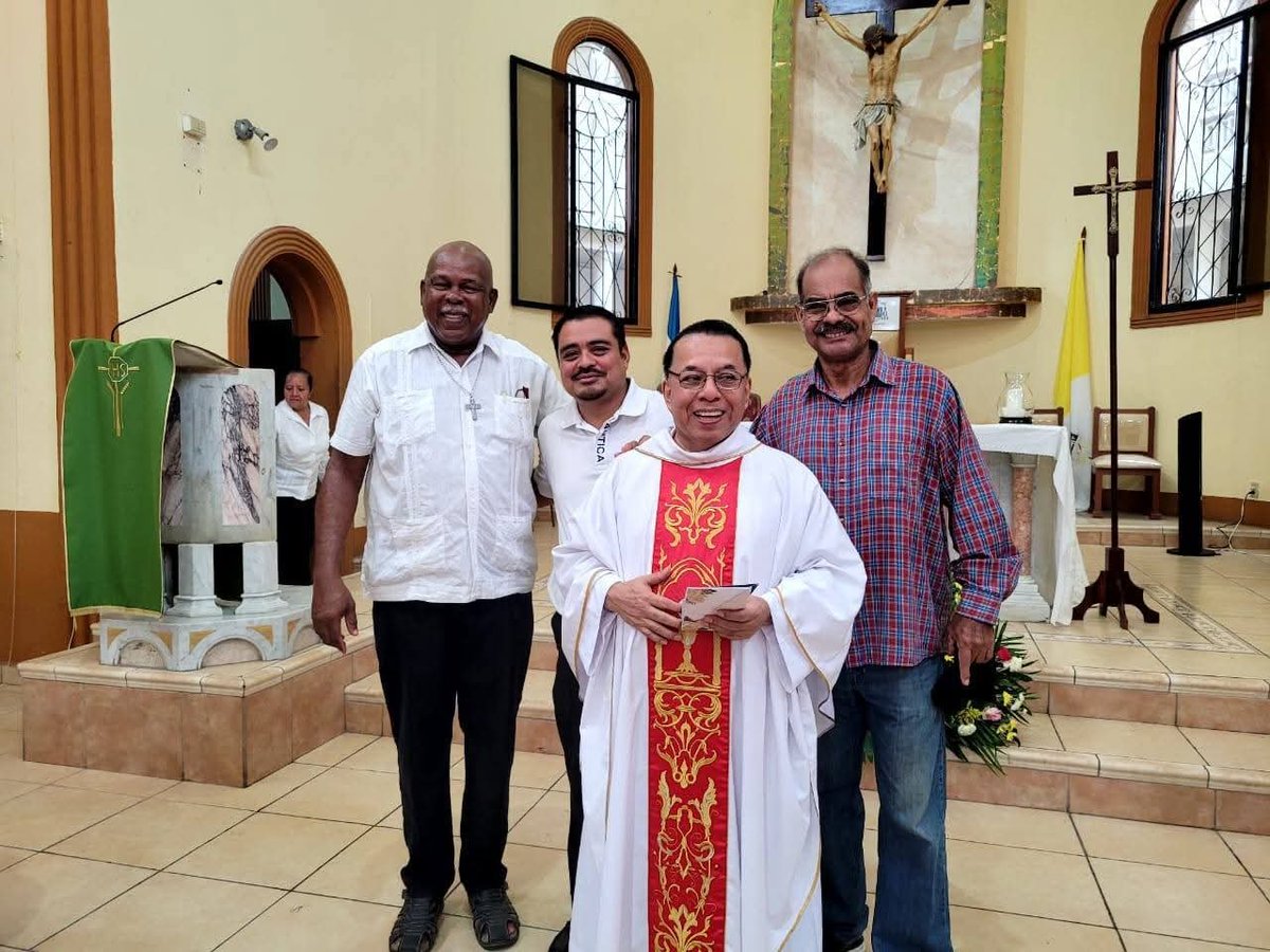 bernardm621's tweet photo. Sí al servicio Sacerdotal para salvar almas, hoy el Padre Cesar Orlando Sánchez, cumple 35 años de vida consagrada siéndo gran ejemplo al configurar su entrega y compromiso con nuestro Señor Jesucristo, felicidades, Padre Cesar por guiar al pueblo de Dios con sacrificio y esmero. https://t.co/1ua5t5BCTE