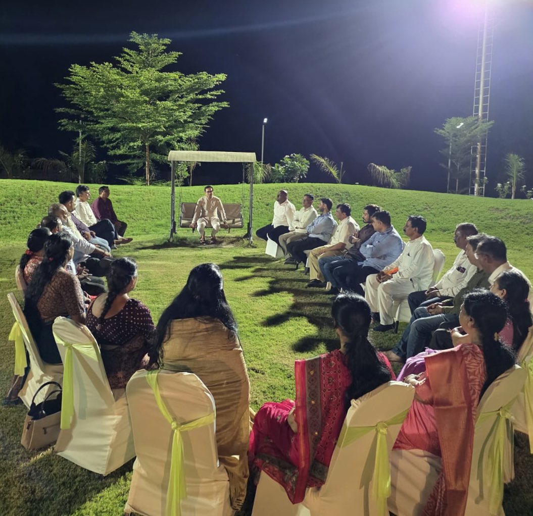DarshakThakar's tweet photo. મારા નિવાસ્થાને મહાનગરના અધ્યક્ષ શ્રી @PrerakshahBJPજીની અધ્યક્ષતામાં આગામી સંગઠનાત્મક કાર્યક્રમો અનુસંધાને મહાનગર ટીમની બેઠક યોજાઈ. https://t.co/FoGN88JF0Z