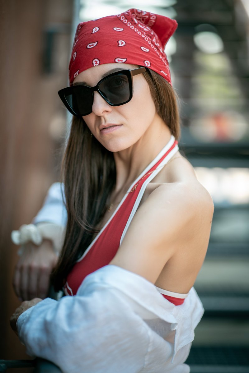 adamdpl's tweet photo. Szybka, miejska sesja w czerwonym wydaniu.
Zdjęcia zrobione Sony A7IV i Samyangiem 85mm f/1.4 II przy f/1.4 i ISO 50.
#portret #sonyalpha #85mm #miejskistyl #fotografia https://t.co/rsWmVPIC9Y
