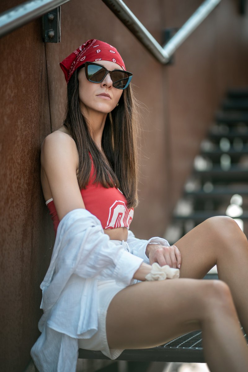 adamdpl's tweet photo. Szybka, miejska sesja w czerwonym wydaniu.
Zdjęcia zrobione Sony A7IV i Samyangiem 85mm f/1.4 II przy f/1.4 i ISO 50.
#portret #sonyalpha #85mm #miejskistyl #fotografia https://t.co/rsWmVPIC9Y