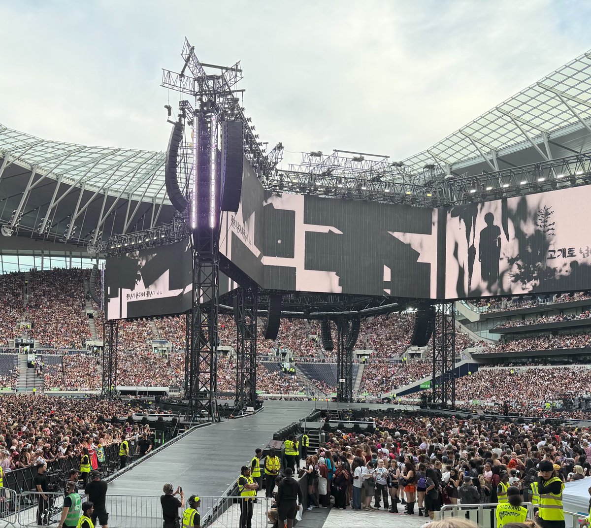 CeeVeeBM fanaccount - VEE SAW BTS!!! London D1&2 tweet media