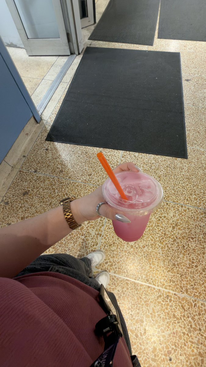 kyca20's tweet photo. No verao n sobrevivo um dia sem meu drink rosa https://t.co/NVjwZWqXeb