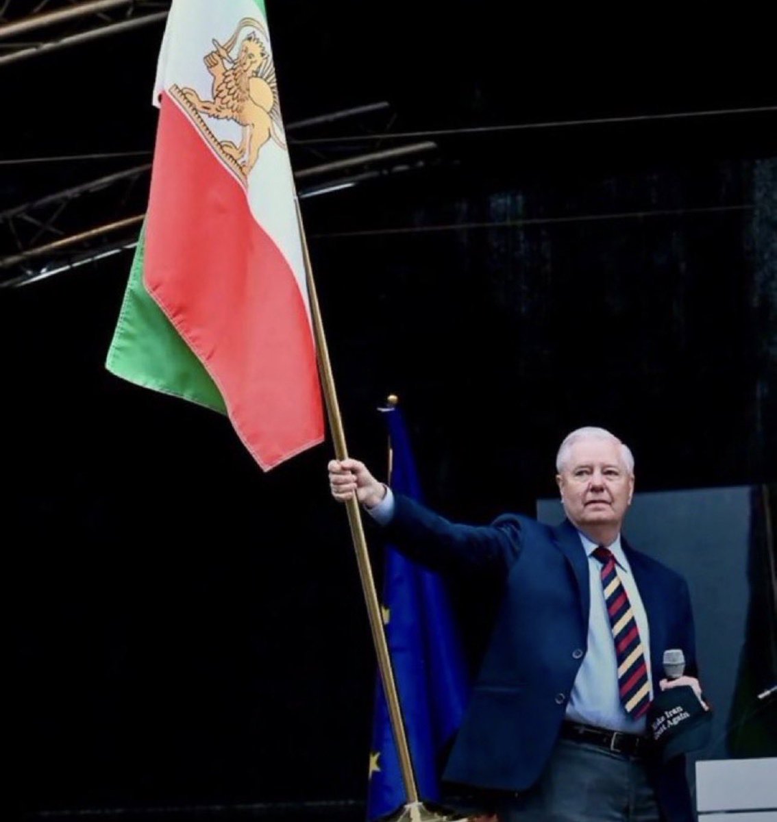 hamidr5165's tweet photo. به یاد سناتورلیندزی گراهام 
که تمام مدت کنار ملت ایران و نظام شاهنشاهی ایستاد برای مدت یکهفته عکس پروفایلم را تغییر میدهم🫡❤️
یادش گرامی
#KingRezaPahlavi‌ForIran https://t.co/OnpaYjV1w4