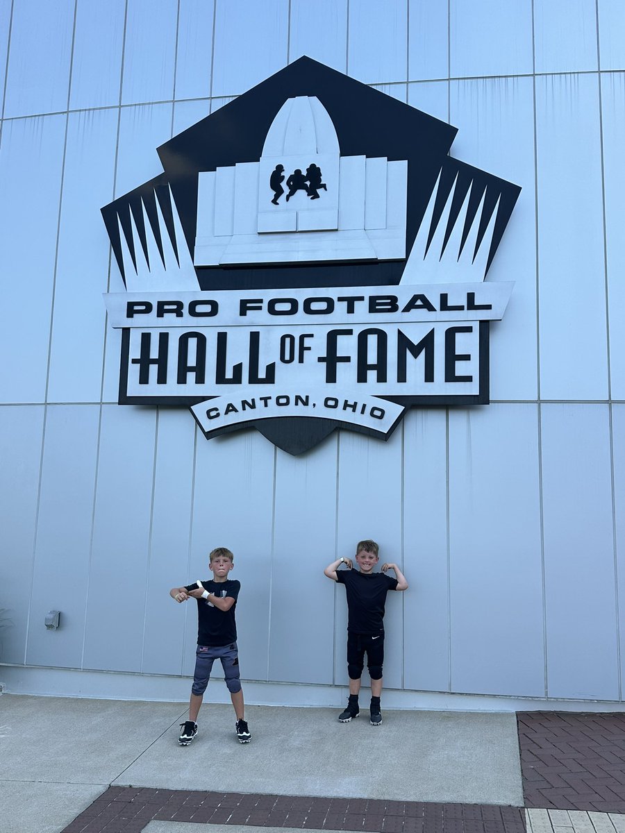 SawyerCJackson's tweet photo. Pro Football Hall of Fame! https://t.co/0C6nPtYtux