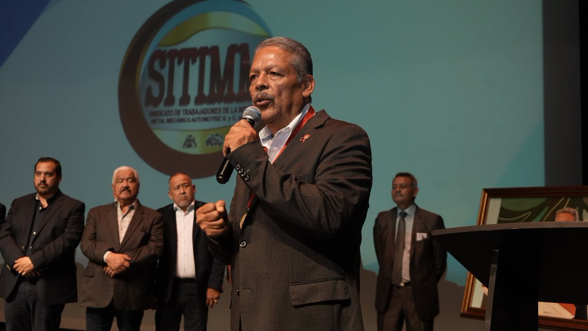 CTM_MX's tweet photo. En el marco del 6° Aniversario Luctuoso de Don Dimas Rangel Fernández, nuestro Secretario General, el Mtro. @Tereso_Medina, recibió la Presea que lleva su nombre, otorgada por el @SITIMM_CTM que encabeza Alejandro Rangel, en una ceremonia celebrada en Irapuato, Guanajuato. https://t.co/KBnw32pqV1