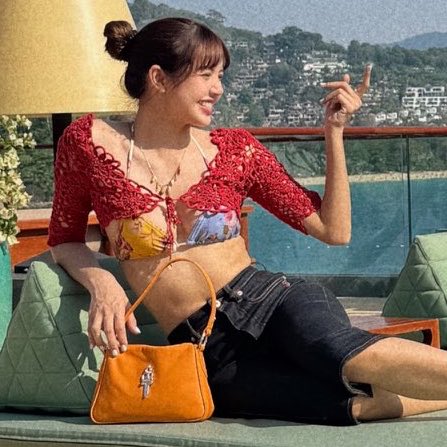 speedi_24's tweet photo. OMG WE WERE ROBBED BY LISA 😭 LOOK AT THIS FIT 🥵 https://t.co/kFuDFxJRYm