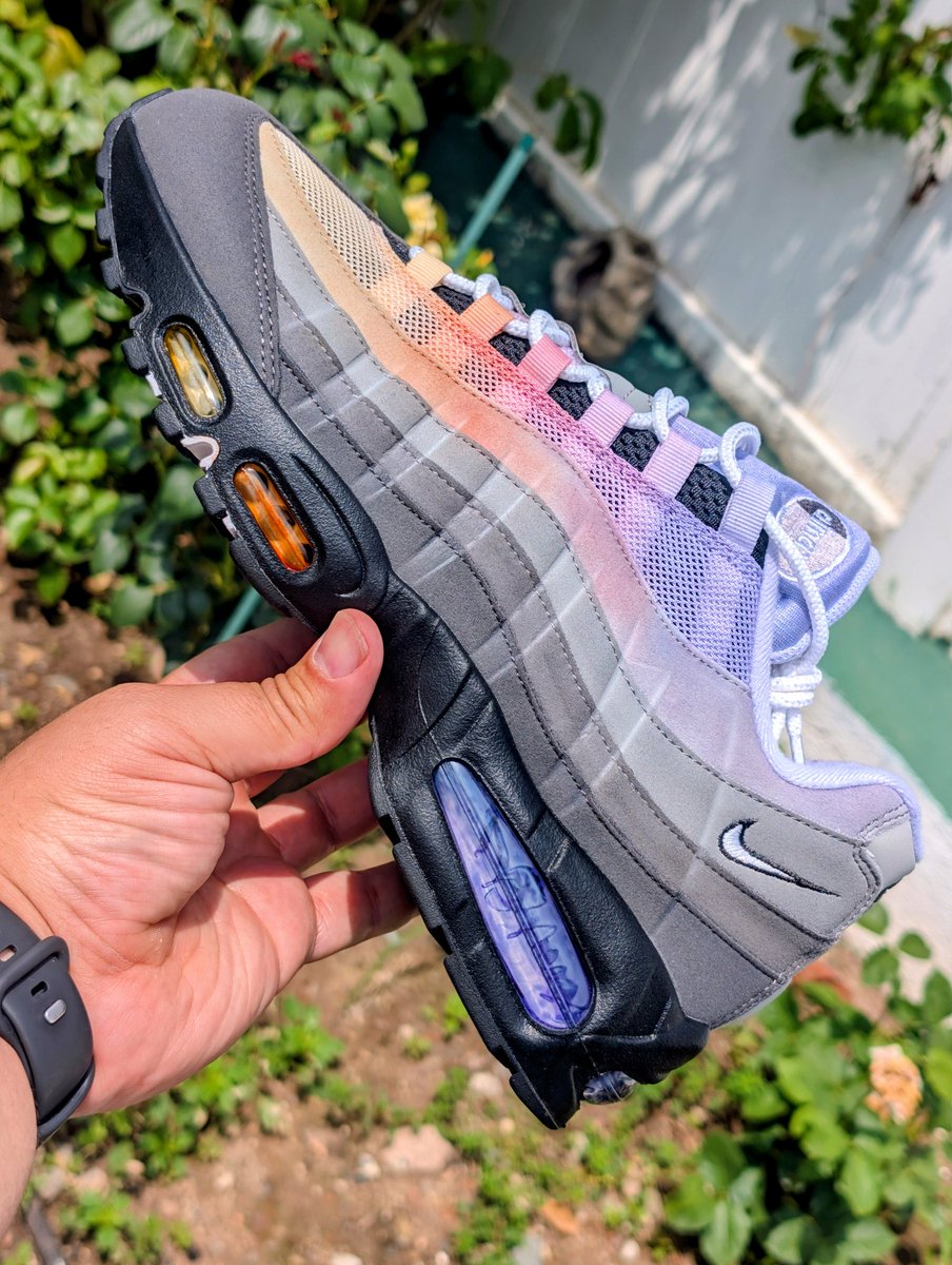 airmaxtrin's tweet photo. And here we have em my 
"We got Lorenz.OG at home" Custom 95s.
In all seriousness this was really fun to do it's not perfectly how I wanted to make em but I am DAM happy with my first attempt at this style of Dye job.
Peep the air bubbles I did them too. 
@ritdye @nikestore @nike https://t.co/EnI9VnvSgG