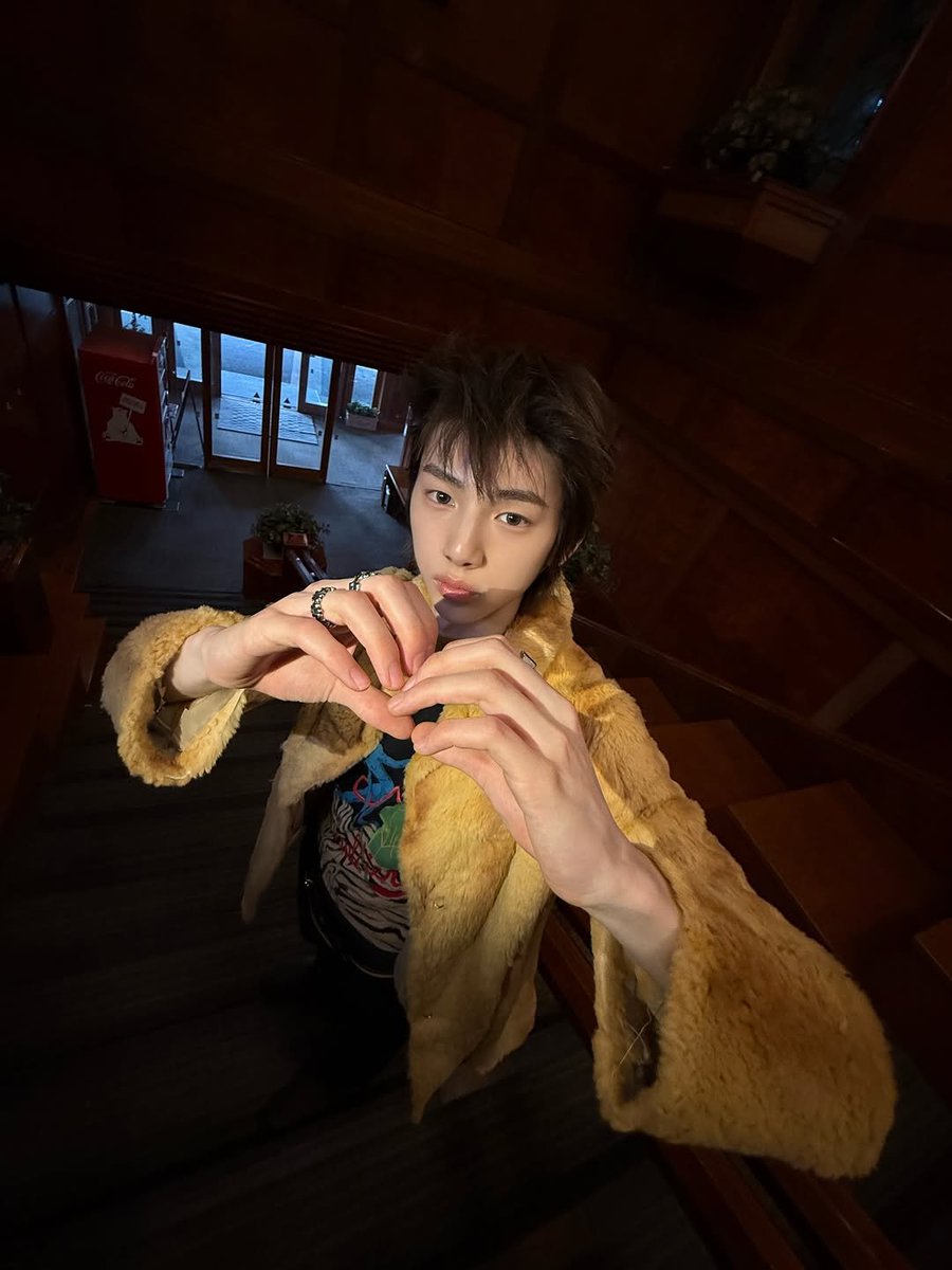 Juoonh's tweet photo. A pose that looks normal. https://t.co/XjJY7EyIis