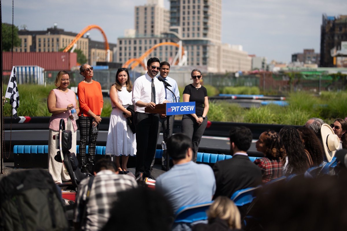 NYCMayor's tweet photo. Every confusing city website and dead-end government portal makes New Yorkers trust their leaders less and less. It's time for City government to enter the 21st century.

We’re investing in five @NYCOfficeofTech PIT crews dedicated to modernizing New York City’s web tools and creating new, easy-to-use online resources. 

If you’re a software engineer, designer, or technologist who wants to help make City government work better and faster, apply to join our PIT crews at https://t.co/wKILuKe9BO.