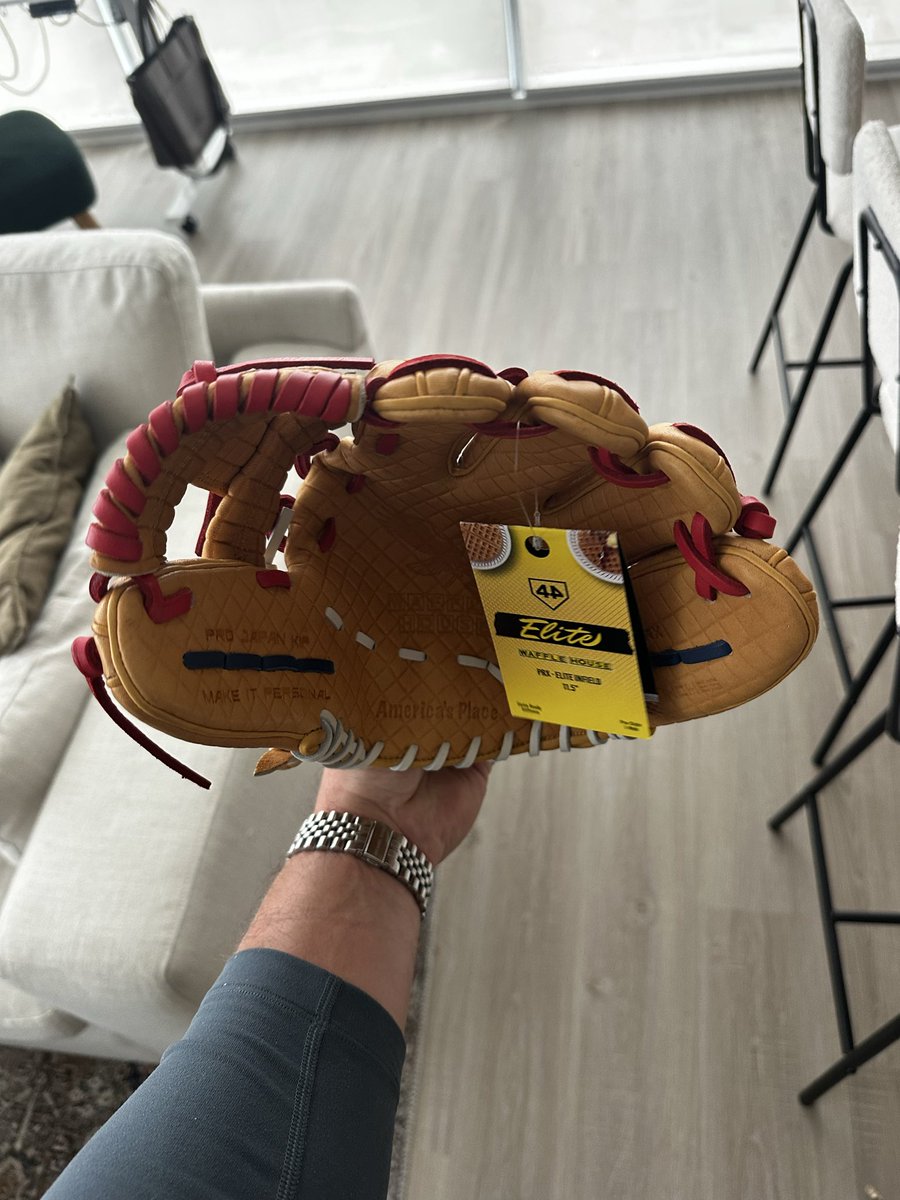 tc_thethird's tweet photo. @44ProCustom @DICKS just received my limited edition Waffle House glove. Was very excited until I saw the box it arrived in. Totally squished. The glove is deformed. More care should be taken to ensure these expensive gloves can make it to their destination in perfect condition https://t.co/2lr8m9L6XC