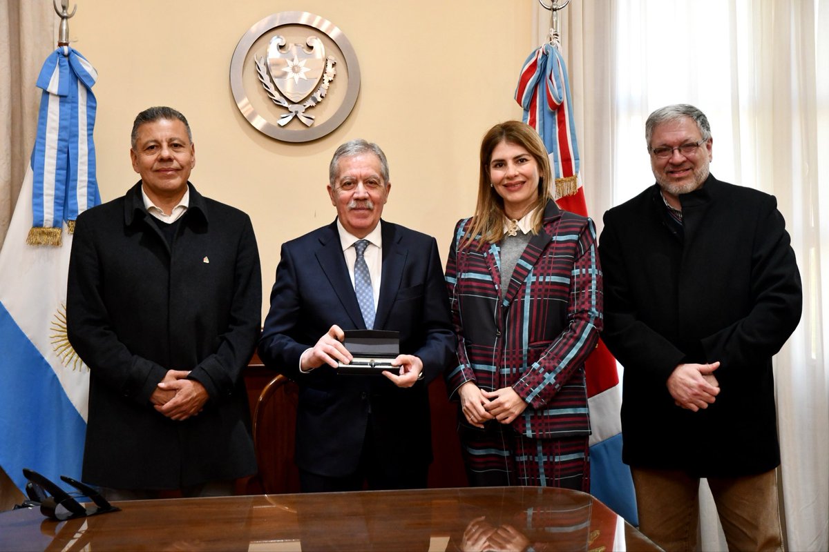 EliasSuarezSDE's tweet photo. 𝗥𝗘𝗖𝗜𝗕𝗜𝗠𝗢𝗦 𝗔 𝗟𝗔𝗦 𝗡𝗨𝗘𝗩𝗔𝗦 𝗔𝗨𝗧𝗢𝗥𝗜𝗗𝗔𝗗𝗘𝗦 𝗗𝗘𝗟 𝗖𝗢𝗟𝗘𝗚𝗜𝗢 𝗗𝗘 𝗔𝗥𝗤𝗨𝗜𝗧𝗘𝗖𝗧𝗢𝗦 🤝

Esta mañana recibí en Casa de Gobierno a las nuevas autoridades del Colegio de Arquitectos de Santiago del Estero: su presidente, Claudio Padilla; la vicepresidenta, Natalia Martín; y el secretario, Juan Camus.

Durante el encuentro dialogamos sobre el convenio marco firmado oportunamente y la voluntad de seguir fortaleciendo el trabajo conjunto entre el Gobierno de la Provincia y la institución.

Continuaremos promoviendo espacios de articulación con los profesionales, convencidos de que el diálogo y la cooperación contribuyen al desarrollo de políticas públicas que acompañen el crecimiento de Santiago del Estero.