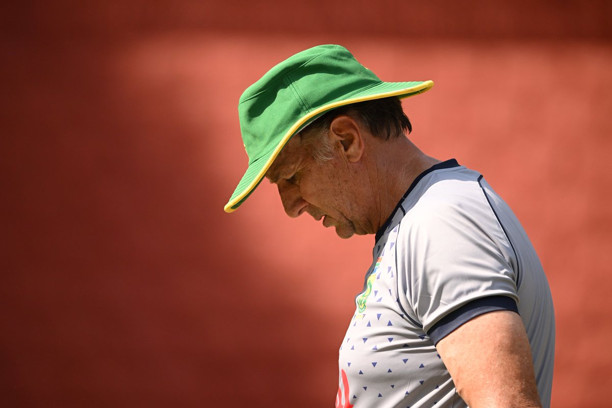 cricbuzz's tweet photo. Fleming's exit could be the first of many at CSK ⚠️

-  Eric Simmons could be next
- No information yet on Michael Hussey 
- Major shake-up expected https://t.co/FdpFKcobIq