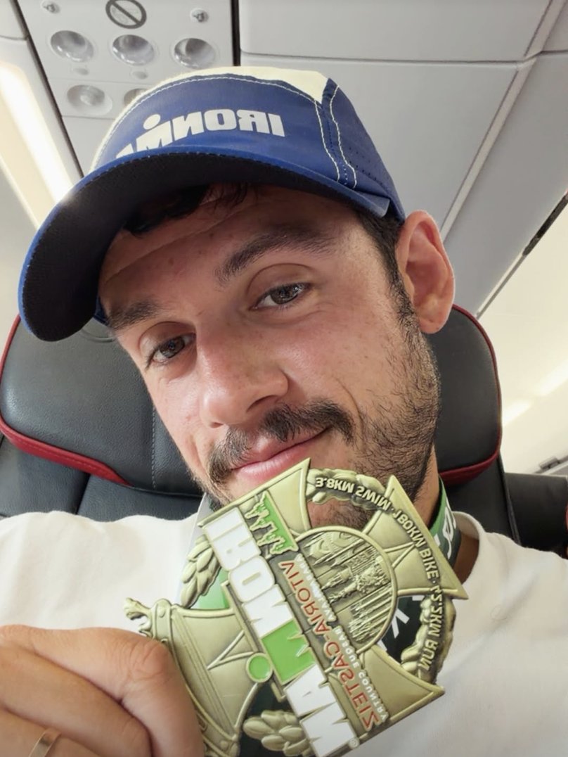 bosunatiklama's tweet photo. Orkun Işıtmak, 30 günlük hazırlıkla dünyaca ünlü Ironman parkurunu 13 saat 30 dakikada tamamladı.

Etaplar:
• 3.8 kilometre yüzme.
• 180 kilometre bisiklet.
• 42 kilometre koşu. https://t.co/1T34ifG6SH