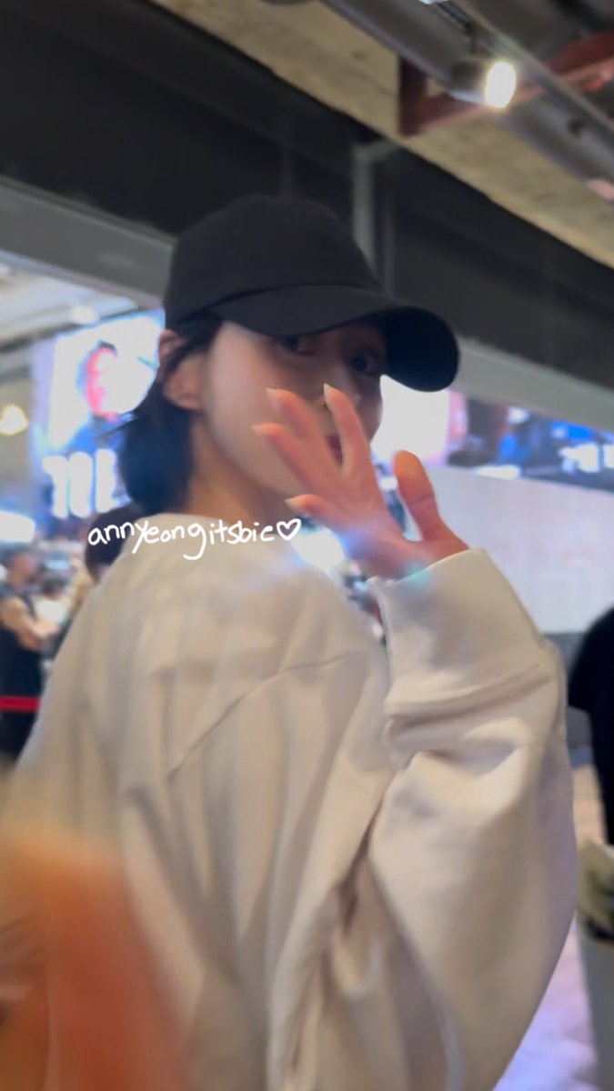 KwonNaraUpdates's tweet photo. 260713 | Kwon Nara at the 'Hope' VIP Premiere supporting her friend, actor #UmMoonSuk (co-star in #TheMidnightStudio) πβ¨
She also gave him a bouquet of flowers. π
#KwonNara #κΆλλΌ #μλ¬Έμ #Hope #νΈν #μΌνμ¬μ§κ΄ https://t.co/qi7F2FbVL5