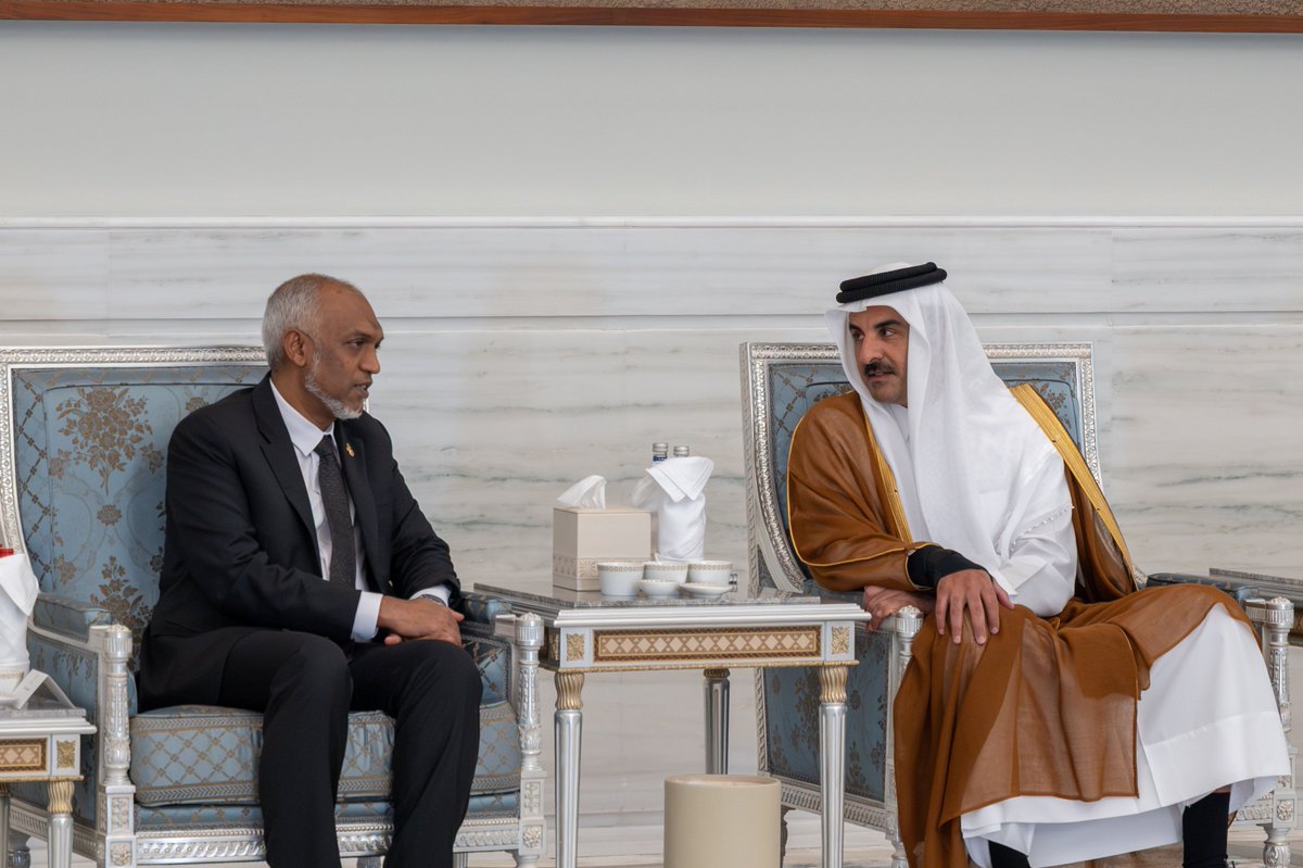 Qatar_Tribune's tweet photo. His Highness the Amir of the State of Qatar Sheikh Tamim bin Hamad Al Thani met on Monday evening at Lusail Palace with President of the Republic of Maldives HE Dr Mohamed Muizzu, who offered condolences on the passing of HH the Father Amir Sheikh Hamad bin Khalifa Al Thani.
Also present were HH the Deputy Amir Sheikh Abdullah bin Hamad Al Thani, HH Personal Representative of the Amir Sheikh Jassim bin Hamad Al Thani, HH Sheikh Abdullah bin Khalifa Al Thani, HH Sheikh Mohammed bin Khalifa Al Thani, HE Sheikh Jassim bin Khalifa Al Thani, and Prime Minister and Minister of Foreign Affairs HE Sheikh Mohammed bin Abdulrahman bin Jassim Al Thani, alongside a number of Their Excellencies, sons of the late HH the Father Amir, and Their Excellencies the Sheikhs.